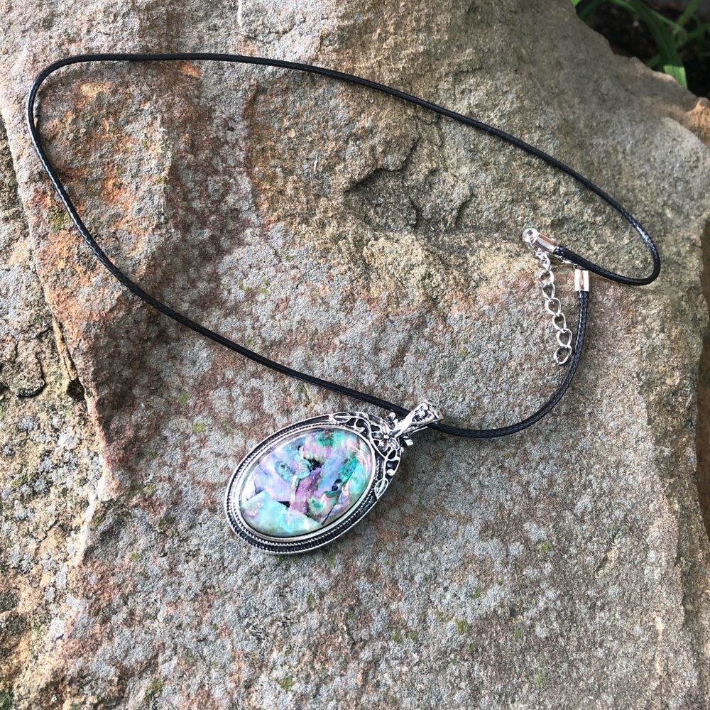 Elegant Natural Abalone Shell 🐚 Pendant Necklace 17 “+ 2 “